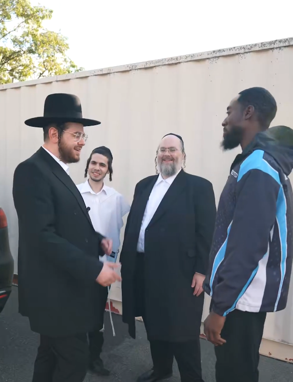 דער פעדעקס דרייווער וואס האט געזונגען "רצה" — און די גאנצע וועלט האט מיטגעזונגען
